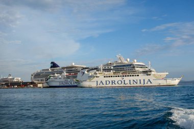 Split, Hırvatistan - 04,25,2025: Jadrolinija Katamaran hızlı gemi taşımacılığı, turist feribotu.