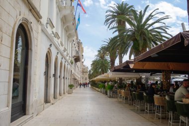 Split, Hırvatistan - 04.23.2025: Split Riva, turistler ve yayalar için sahil kenarında gezinti.