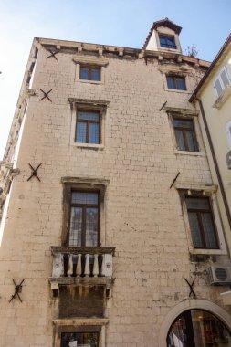 Split, Hırvatistan - 04.23.2025: eski kentte inşa ve antik mimari cephesi.