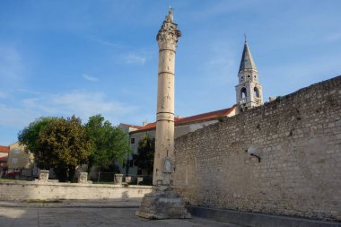 Hırvatistan 'ın Zadar kenti - 04.22.2025: Eski kentteki antik Roma forumunun kalıntıları.