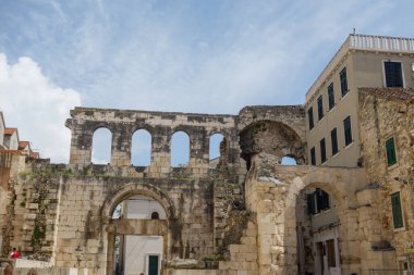 Split, Hırvatistan - 04.23.2025: Eski kentte Roma mimarisinin kalıntıları.