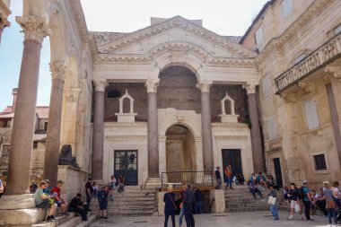 Split, Hırvatistan - 04.23.2025: Diocletians Sarayı meydanı ve eski kentteki antik mimari.