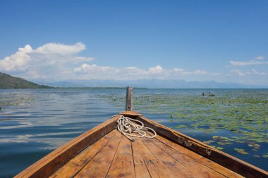 Arnavutluk ve Karadağ sınırındaki Skadar Gölü 'nden geçen turizm teknesi.