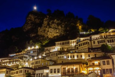 Berat, Arnavutluk - 05.18.2025: UNESCO 'nun Dünya Mirası Alanındaki tarihi Berat kentinde gece görüşü.