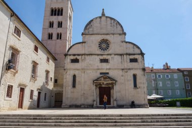 Zadar, Hırvatistan - 04.22.2025: sokaklar ve eski kentin antik mimarisi.