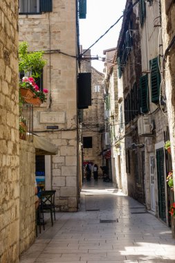 Split, Hırvatistan - 04.23.2025: Eski kentte antik mimari ve sokak manzarası.