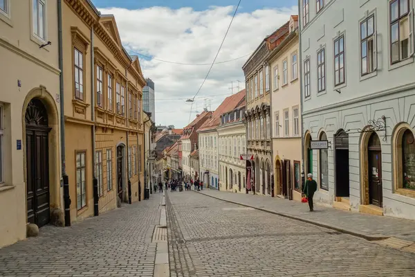 Zagreb, Hırvatistan - 05.16.2025: Eski kentteki antik binalar ve sokak manzarası.