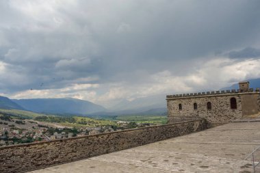 Arnavutluk 'taki Cirokaster şatosunun üst alanından manzara ve şehir manzarası.