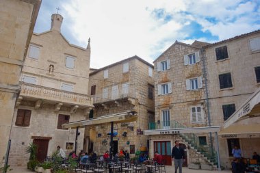 Vis Adası, Hırvatistan - 04.26.2025: Komiza köyündeki antik taş binalar ve mimari.