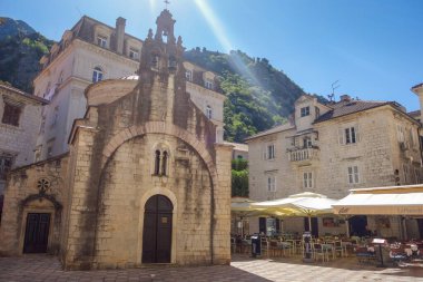Kotor, Karadağ - 04.29.2025: Kotor kalesi içindeki antik taş kilise, eski kasaba.