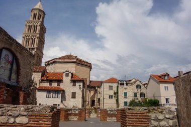 Split, Hırvatistan - 04.23.2025: eski kentteki binalar ve antik mimari cephesi.