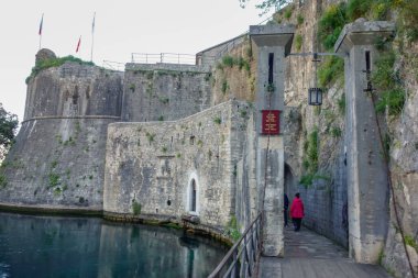 Karadağ 'ın Kotor körfezindeki Kotor kalesinin eski taş duvarı.