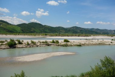 Vahşi Vjosa nehri ve dağları panoramik. Arnavutluk, Avrupa.