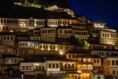 Berat, Arnavutluk - 05.18.2025: UNESCO 'nun Dünya Mirası Alanındaki tarihi Berat kentinde gece görüşü.