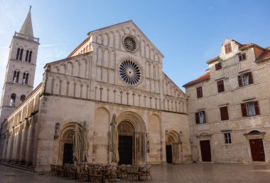 Zadar, Hırvatistan - 04.22.2025: Eski kentteki Saint Anastasia Katedrali.