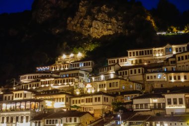 Berat, Arnavutluk - 05.18.2025: UNESCO 'nun Dünya Mirası Alanındaki tarihi Berat kentinde gece görüşü.