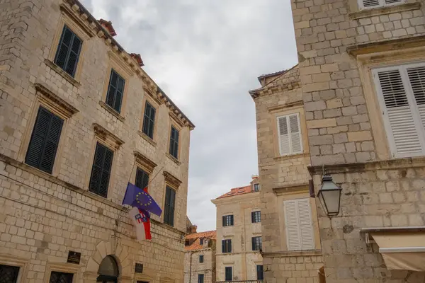 Hırvat ve Avrupa Birliği 'nin bayrakları Dubrovnik' teki eski bir binanın cephesine asıldı.