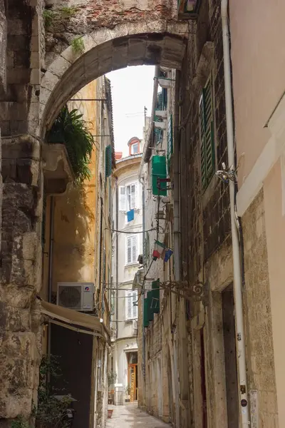 Split, Hırvatistan - 04.23.2025: Eski kentte antik mimari ve sokak manzarası.