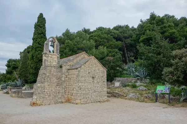 Hırvatistan 'ın Split kentindeki Marjan Orman Parkı' ndaki küçük eski taş şapel..