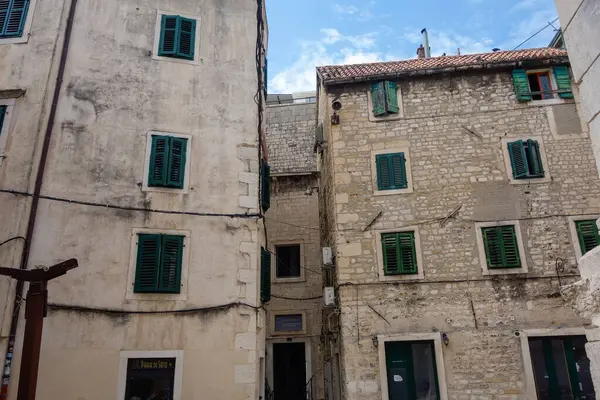 Split, Hırvatistan - 04.23.2025: eski kentteki eski bina ve antik mimari cephesi.