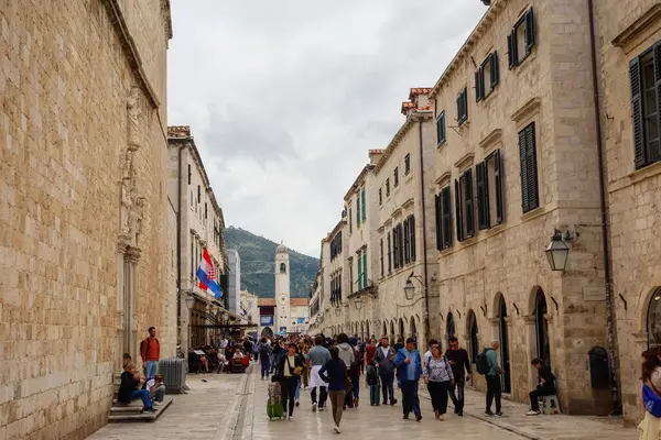 Dubrovnik, Hırvatistan - 04.26.2025: Eski kent ve kale sokaklarını ziyaret eden turist kalabalığı.