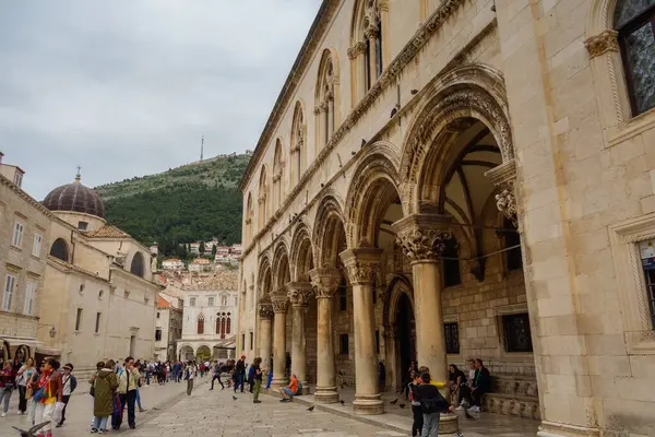 Dubrovnik, Hırvatistan - 04.26.2025: Eski kent ve kale sokaklarını ziyaret eden turist kalabalığı.