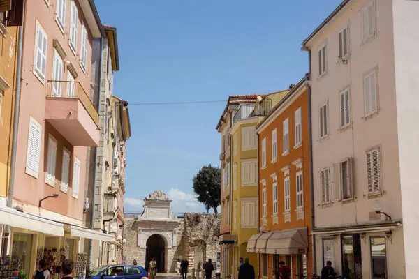 Zadar, Hırvatistan - 04.22.2025: sokaklar ve eski kentin antik mimarisi.