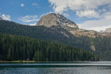 Karadağ 'ın Zabljak kentindeki Durmitor Milli Parkı' nda arka planda dağ sırasına sahip Kara Göl.