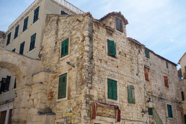 Split, Hırvatistan - 04.23.2025: eski kentteki binalar ve antik mimari cephesi.