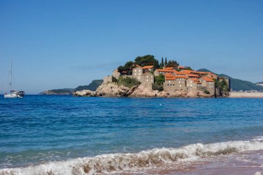 Arka planda ada olan Sveti Stefan plajı. Budva Riviera, Adriyatik kıyıları, Karadağ