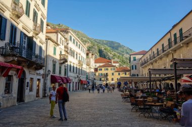 Kotor, Karadağ - 04.29.2025: Kotor kalesi içindeki cephe ve kaldırım taşı sokakları, eski kasaba.
