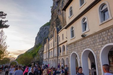 Karadağ 'ın Dabovici kenti - 05.05.2025: Sırp Ortodoks Kilisesi' nin Ostrog Manastırı avlusunda kamp kuranlar.