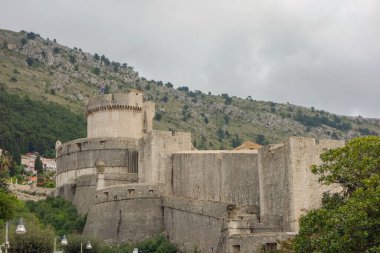 Hırvatistan 'ın kıyı şeridinde heybetli ve iyi korunmuş bir Dubrovnik şatosu.