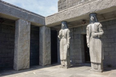 Cetinje, Karadağ - 01.05.2025: Lovcen Dağı 'ndaki Njegos Anıtmezarının içindeki heykeller.