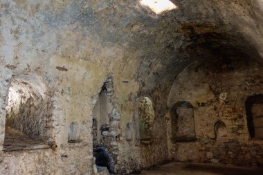 Himara kenti yakınlarındaki Porto Palermo şatosu, Arnavut Rivierası.