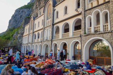 Karadağ 'ın Dabovici kenti - 05.05.2025: Sırp Ortodoks Kilisesi' nin Ostrog Manastırı avlusunda kamp kuranlar.