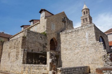 Split, Hırvatistan - 04.23.2025: eski kentteki binalar ve antik mimari cephesi.