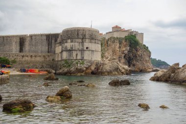 Hırvatistan 'ın Dubrovnik Batı Limanı panoramisi. Arka planda kale duvarları ve kaleler.