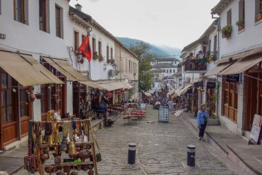 Cirokaster, Arnavutluk - 05.14.2025: Eski kentteki pazar caddesi.