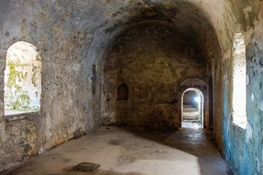 Himara kenti yakınlarındaki Porto Palermo şatosu, Arnavut Rivierası.