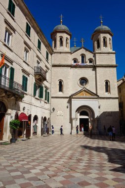 Kotor, Karadağ - 04.29.2025: Kotor kalesi içindeki antik taş kilise, eski kasaba.