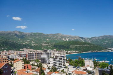 Karadağ 'ın Budva kentinin panoramik manzarası. Şehir manzarası ve dağlar.