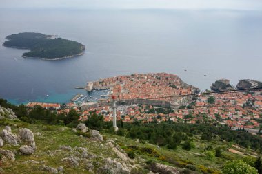 Arkadaki Dubrovnik ve Lokrum adalarının panoramik manzarası. Hırvatistan.