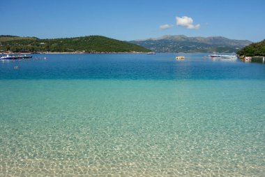 Arnavutluk 'un güzel Riviera' sı, Ksamil şehir kıyı şeridi. Arkadaki Korfu Yunan adası.