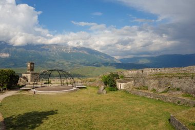 Arnavutluk 'taki Cirokaster şatosunun üst kesiminden manzara ve dağ manzarası da zemin olarak görülüyor.