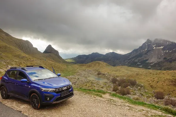 Zabljak, Karadağ - 05.04.2024: Durmitor Milli Parkı 'ndaki vadinin yanına park edilmiş Dacia Sandero arabası.