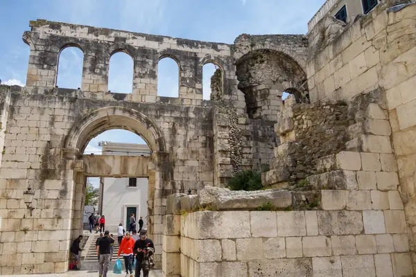 Split, Hırvatistan - 04.23.2025: Eski kentte Roma mimarisinin kalıntıları.