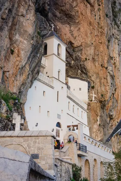 Karadağ 'ın Dabovici kenti - 05.05.2025: Sırp Ortodoks Kilisesi' nin Ostrog Manastırı, kayalık yamaçlarda yuva yaptı.