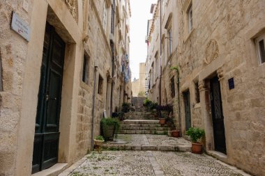 Hırvatistan 'ın Dubrovnik kenti: antik mimari ve eski kentteki dar taşlı cadde.