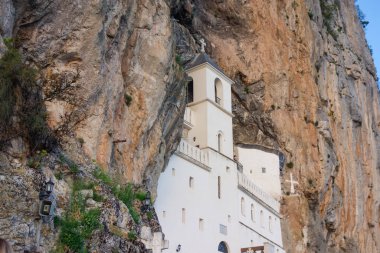 Karadağ 'ın Dabovici kenti - 05.05.2025: Sırp Ortodoks Kilisesi' nin Ostrog Manastırı, kayalık yamaçlarda yuva yaptı.
